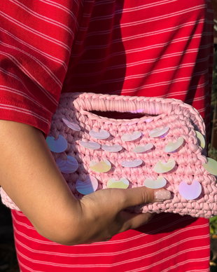 Geantă croșetată handmade roz Cotton Candy cu paiete irizate