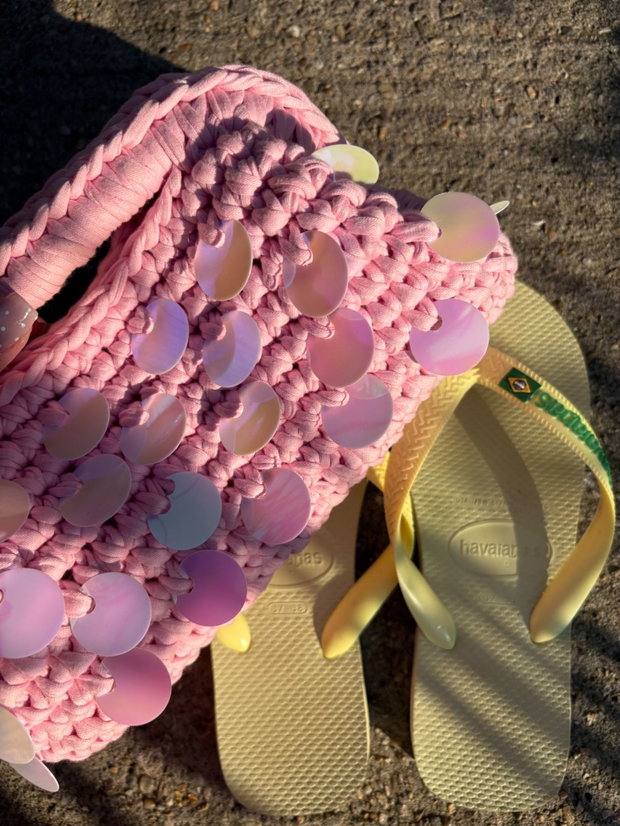 Geantă croșetată handmade roz Cotton Candy cu paiete irizate