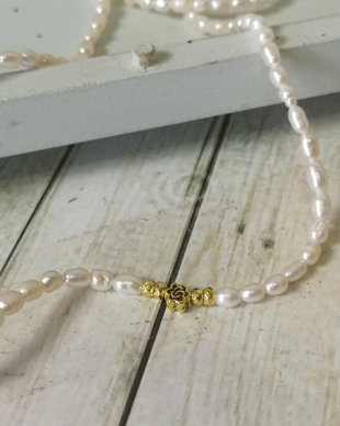 Colier CHOKER din perle naturale de cultură și element central trandafir auriu