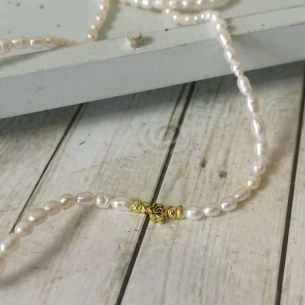 Colier CHOKER din perle naturale de cultură și element central trandafir auriu