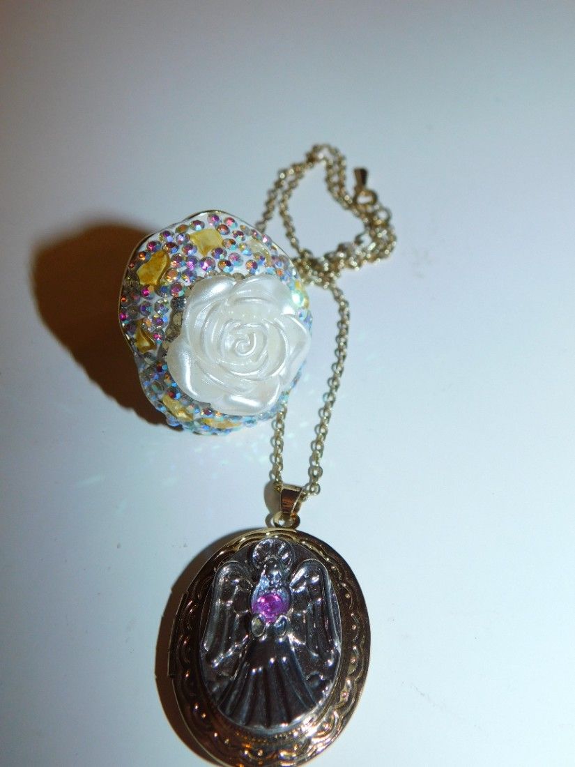 Colier caseta pentru poze ,reprezentind un inger cu aripile deschise , lantisor atasat, aliaj placat cu aur, 11,25 grame ,rubin birmanez central de 0.15 carate ,