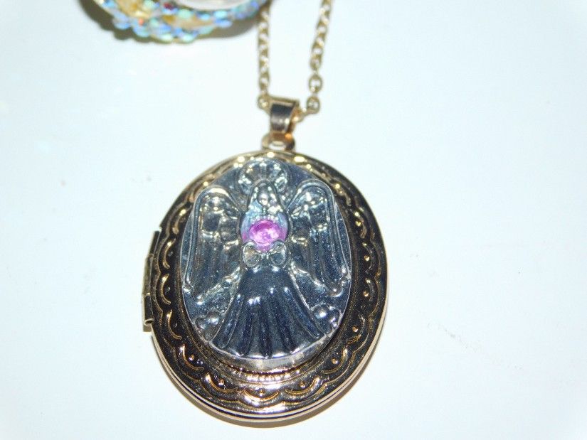 Colier caseta pentru poze ,reprezentind un inger cu aripile deschise , lantisor atasat, aliaj placat cu aur, 11,25 grame ,rubin birmanez central de 0.15 carate ,