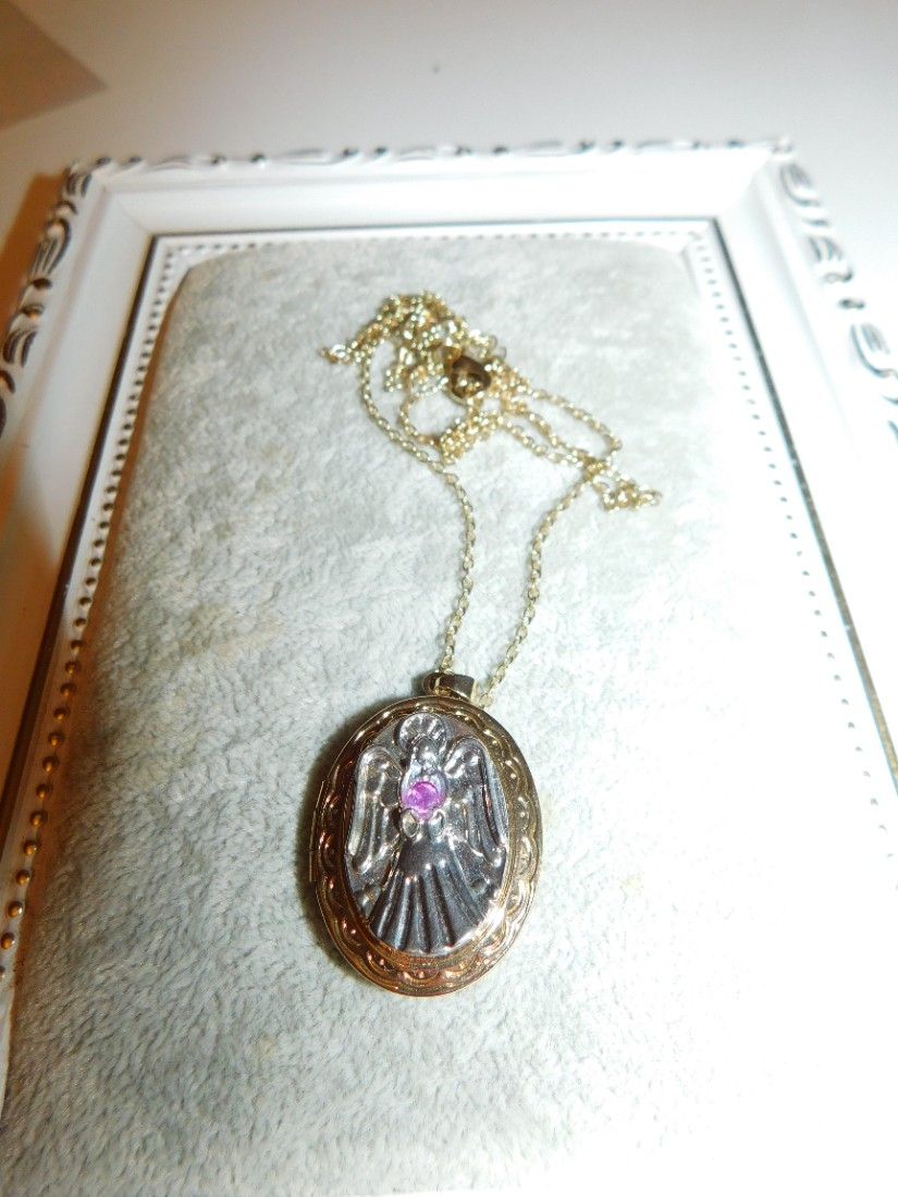 Colier caseta pentru poze ,reprezentind un inger cu aripile deschise , lantisor atasat, aliaj placat cu aur, 11,25 grame ,rubin birmanez central de 0.15 carate ,