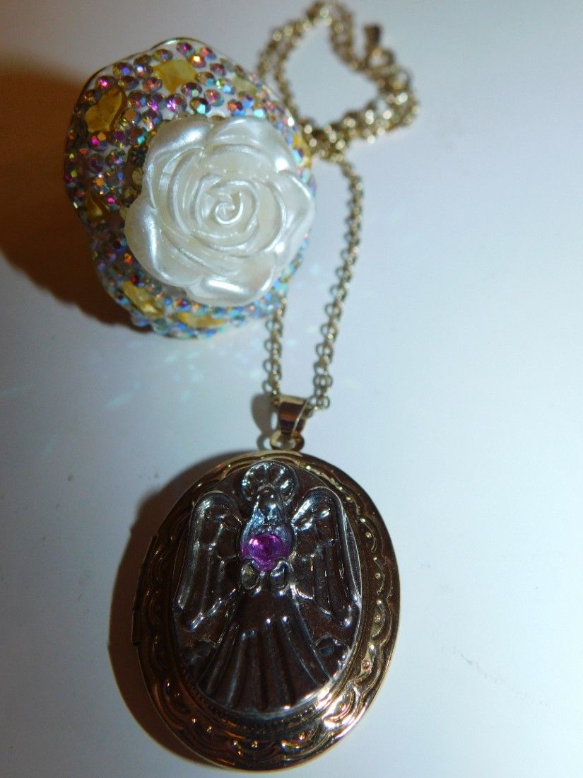Colier caseta pentru poze ,reprezentind un inger cu aripile deschise , lantisor atasat, aliaj placat cu aur, 11,25 grame ,rubin birmanez central de 0.15 carate ,