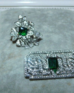 Set Brosa noua , cristal  central  si zirconii,   deosebita,  inel  asortat  cristal  si zirconii