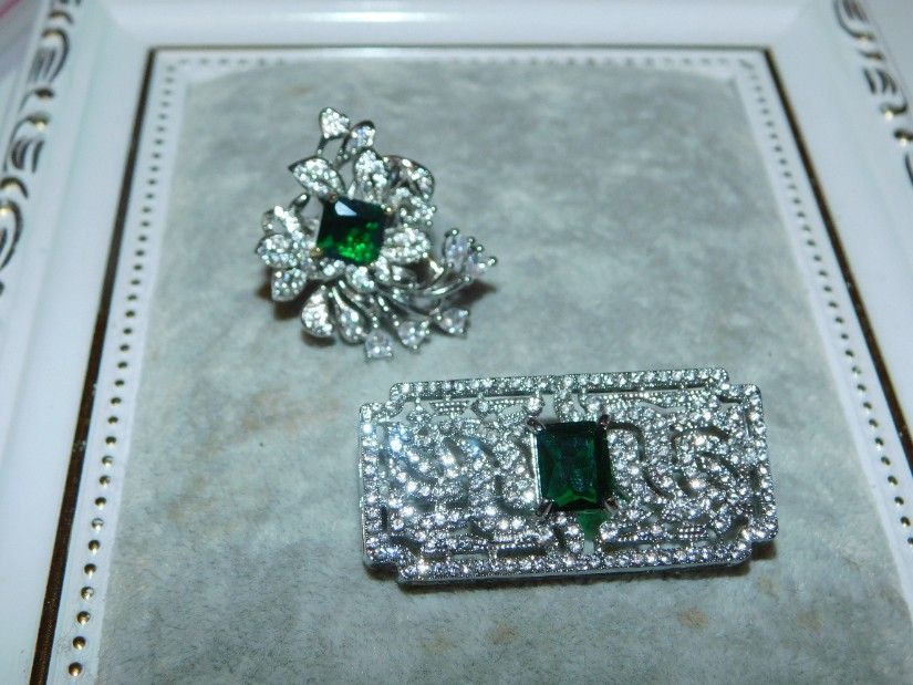 Set Brosa noua , cristal  central  si zirconii,   deosebita,  inel  asortat  cristal  si zirconii