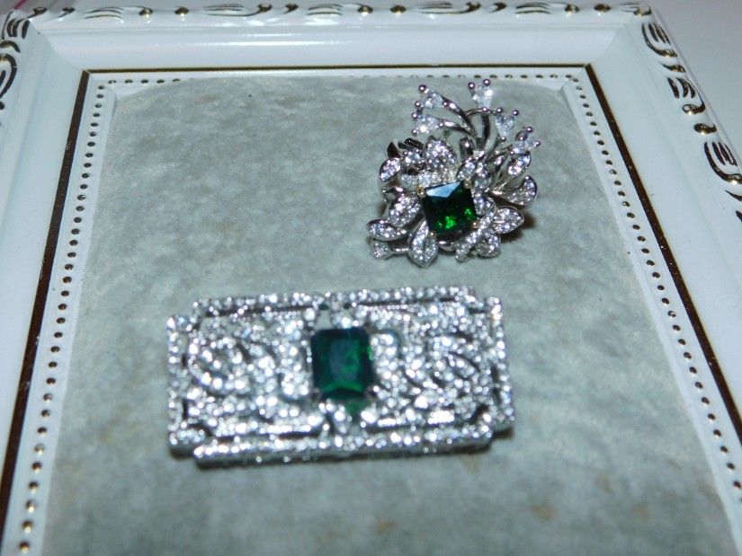 Set Brosa noua , cristal  central  si zirconii,   deosebita,  inel  asortat  cristal  si zirconii