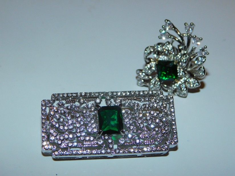 Set Brosa noua , cristal  central  si zirconii,   deosebita,  inel  asortat  cristal  si zirconii