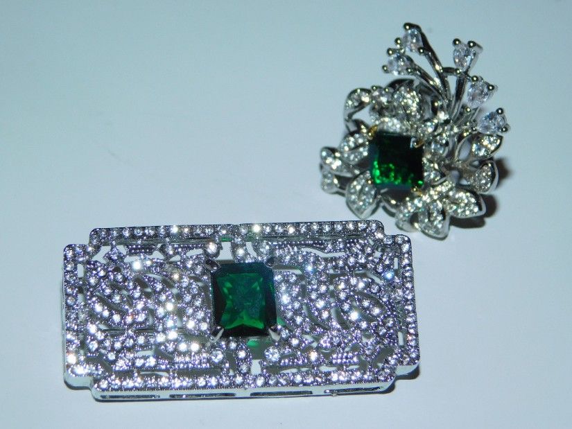 Set Brosa noua , cristal  central  si zirconii,   deosebita,  inel  asortat  cristal  si zirconii