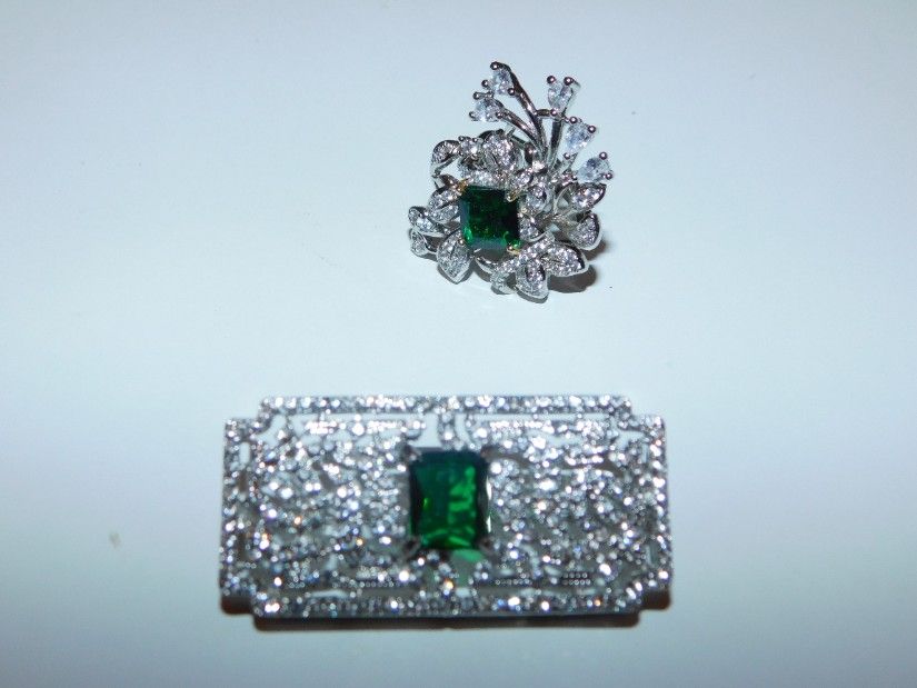 Set Brosa noua , cristal  central  si zirconii,   deosebita,  inel  asortat  cristal  si zirconii