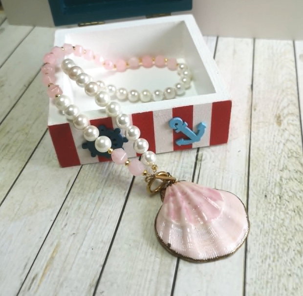 Colier handmade asimetric cu Perle de Mallorca și Cuarț roz