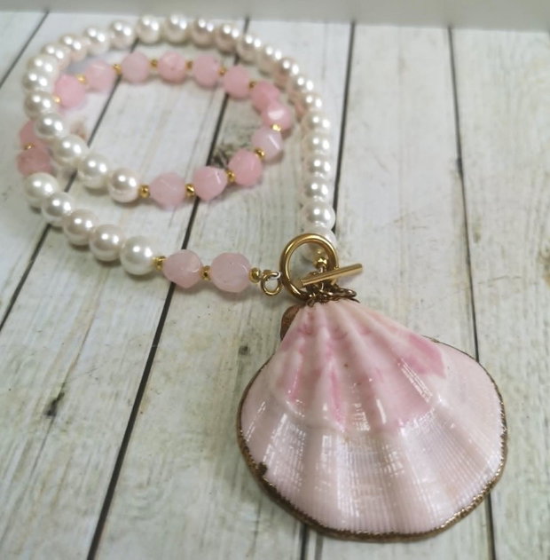 Colier handmade asimetric cu Perle de Mallorca și Cuarț roz