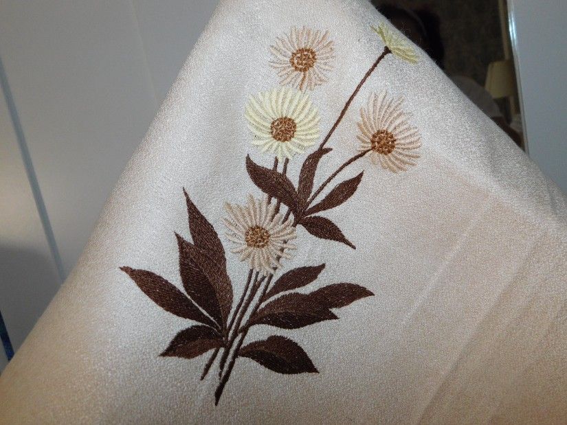 2 bucati centre de masa, servetele, fete mici de masa, broderie, noi