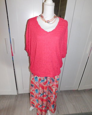 Fusta   cu  bluza,   usoare,  fine,  colorit  elegant, masura XL  - XXL