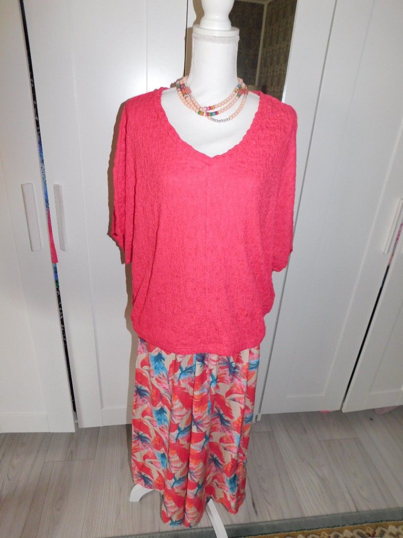 Fusta cu bluza, usoare, fine, colorit elegant, masura XL - XXL