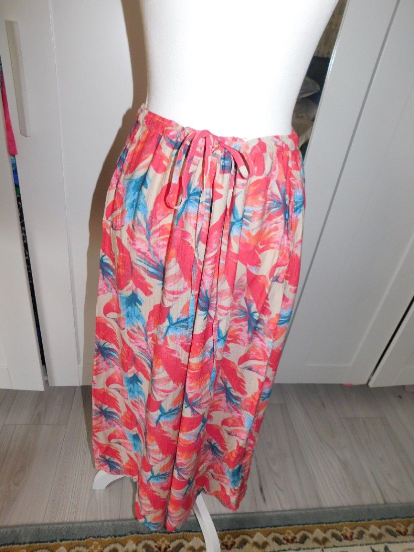 Fusta cu bluza, usoare, fine, colorit elegant, masura XL - XXL