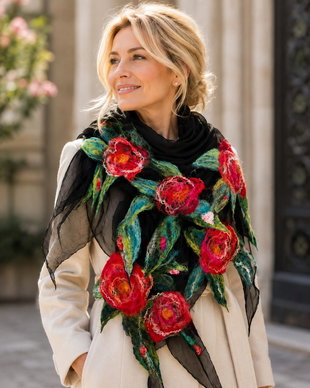 Eșarfă  din mătase naturală și lână merinos, cu trandafiri împâsliți  nunofelting handmade