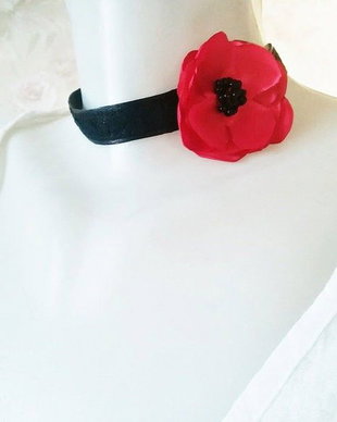 chocker piele  dantela si mac rosu