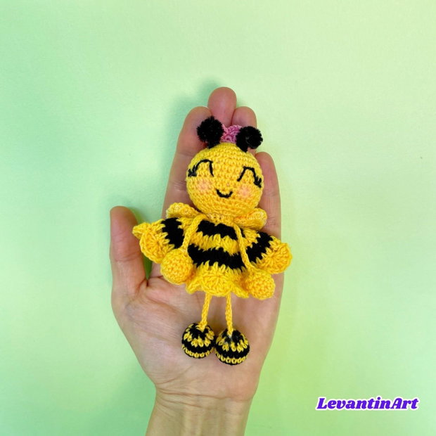 Albină croșetată manual accesoriu pentru geantă, telefon, mașină, cadou handmade. La comandă