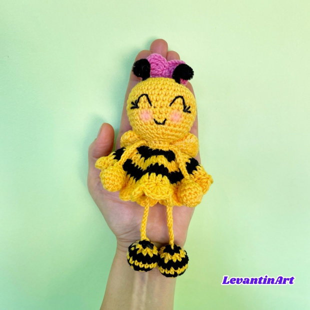 Albină croșetată manual accesoriu pentru geantă, telefon, mașină, cadou handmade. La comandă
