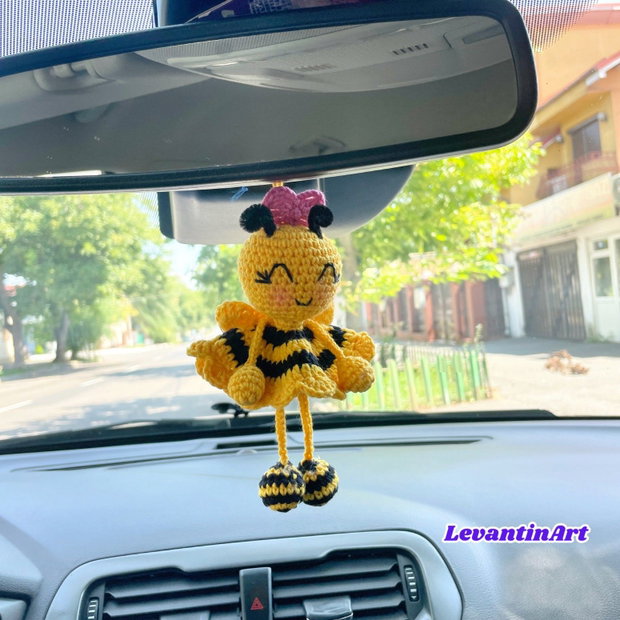 Albină croșetată manual accesoriu pentru geantă, telefon, mașină, cadou handmade. La comandă