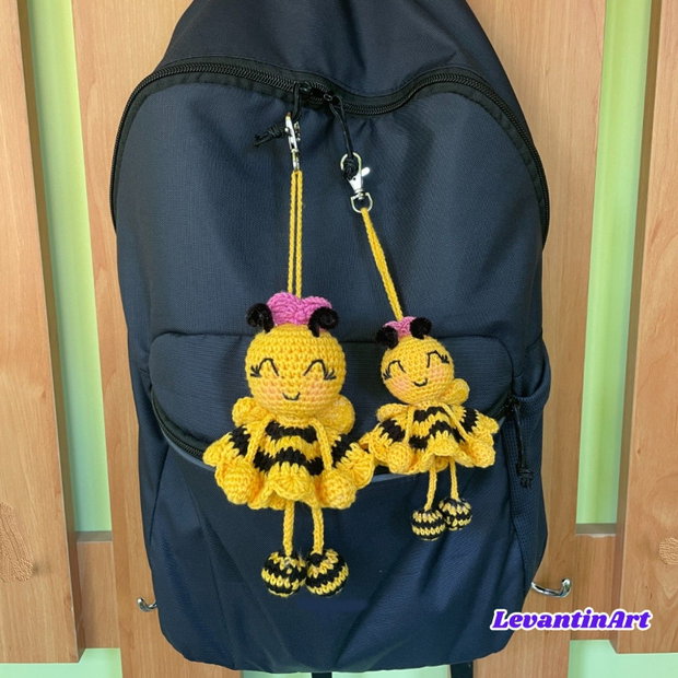 Albină croșetată manual accesoriu pentru geantă, telefon, mașină, cadou handmade. La comandă