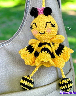Albină croșetată manual  accesoriu pentru geantă, telefon, mașină, cadou handmade. La comandă