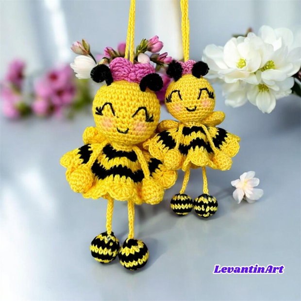 Albină croșetată manual accesoriu pentru geantă, telefon, mașină, cadou handmade. La comandă