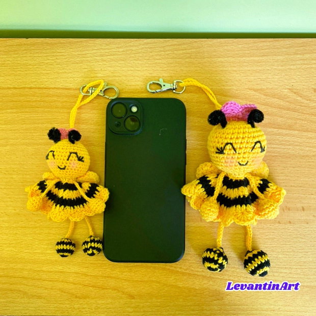 Albină croșetată manual accesoriu pentru geantă, telefon, mașină, cadou handmade. La comandă