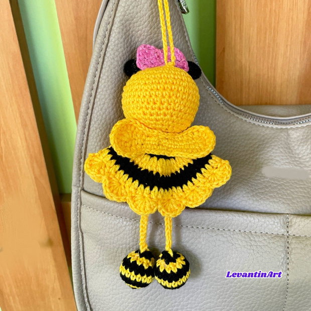 Albină croșetată manual accesoriu pentru geantă, telefon, mașină, cadou handmade. La comandă