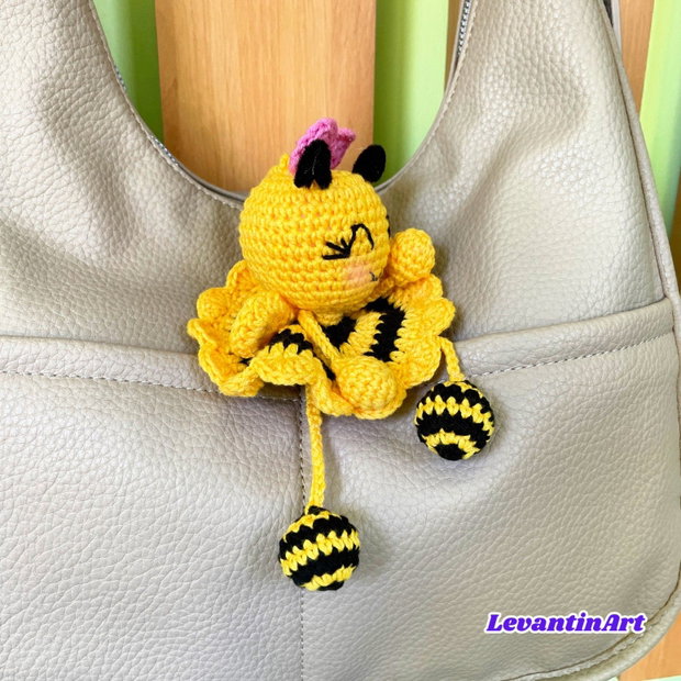 Albină croșetată manual accesoriu pentru geantă, telefon, mașină, cadou handmade. La comandă