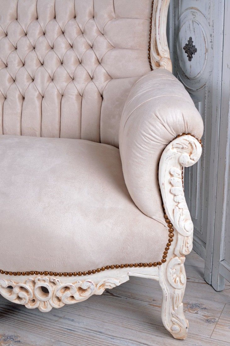 Sofa baroc din lemn masiv alb cu tapiterie crem  Sofa baroc din lemn masiv alb cu tapiterie crem