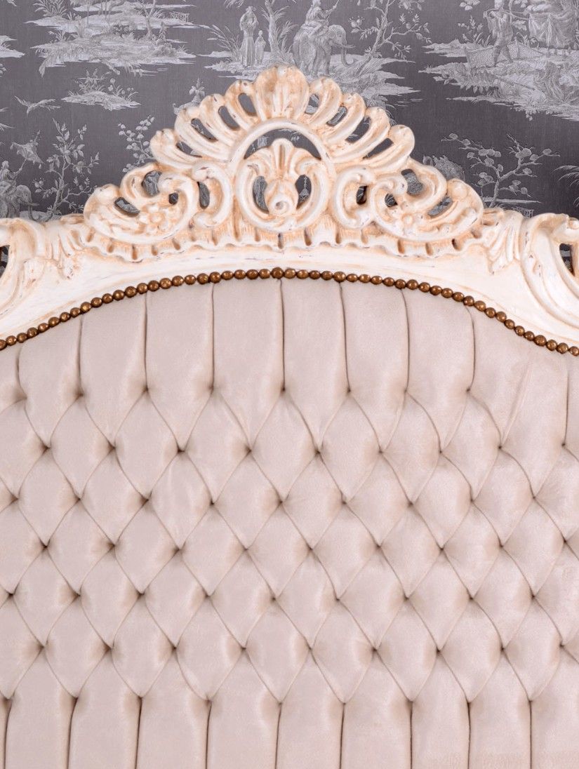 Sofa baroc din lemn masiv alb cu tapiterie crem  Sofa baroc din lemn masiv alb cu tapiterie crem
