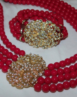 Set   nou, aliaj  placat cu aur, deosebit  4  siruri, bratara  deosebita,