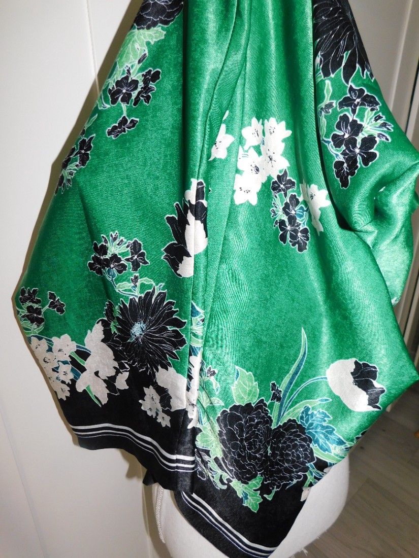 Pantaloni noi, etichete atasate, deosebiti, estivali, masura 48 -50