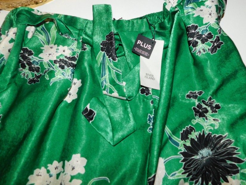Pantaloni noi, etichete atasate, deosebiti, estivali, masura 48 -50