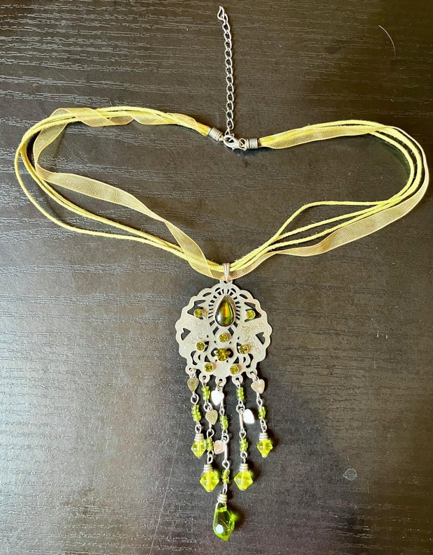 Colier Boho-Chic deosebit cu pandantiv filigran și mărgele din sticlă