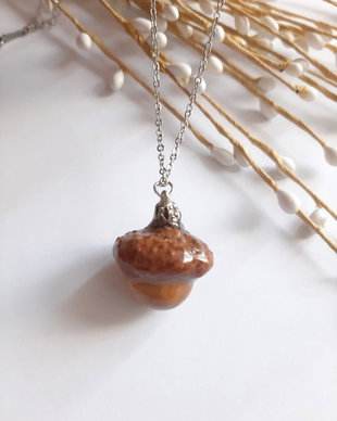 Colier handmade realizat din rășină epoxidică și ghindă naturală