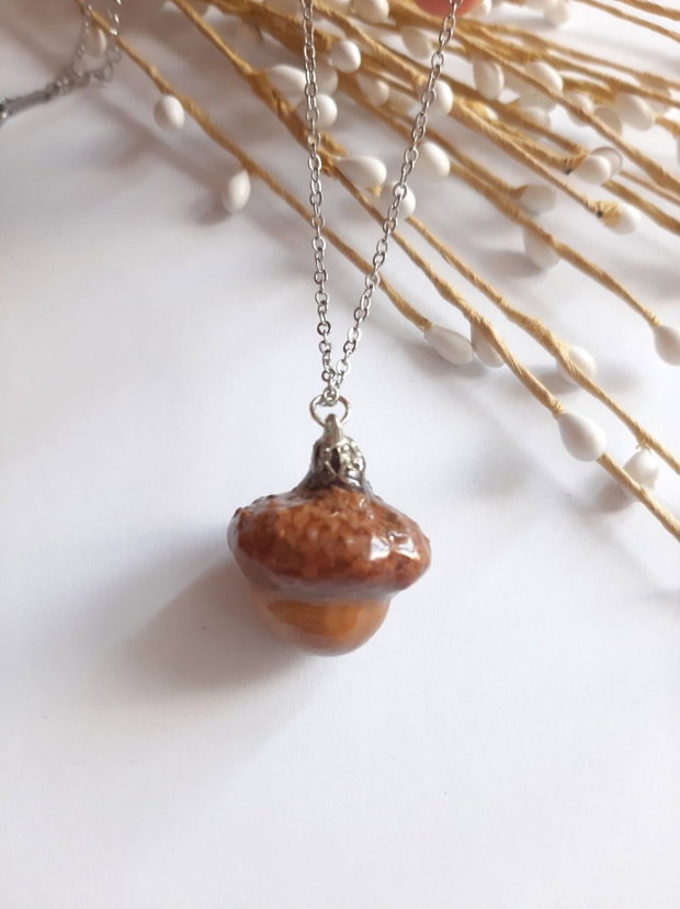 Colier handmade realizat din rășină epoxidică și ghindă naturală