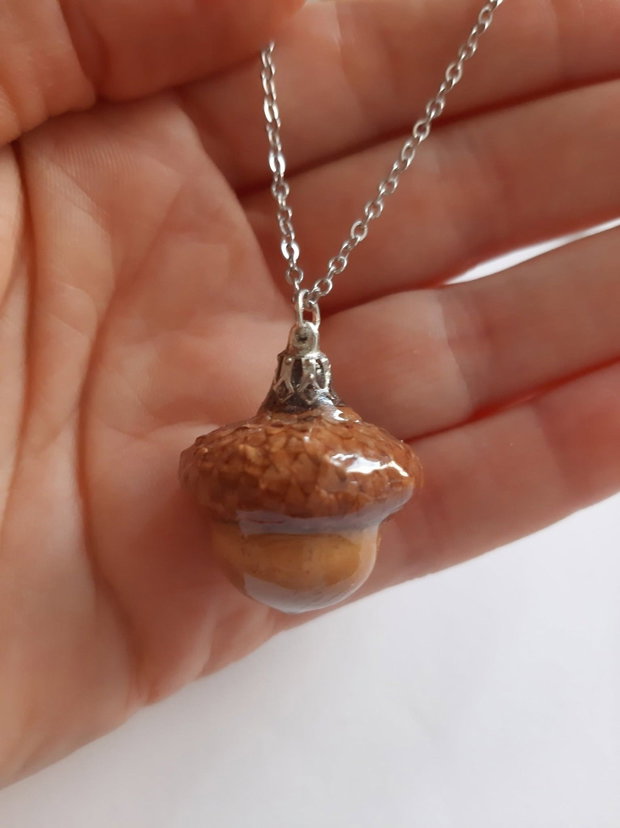 Colier handmade realizat din rășină epoxidică și ghindă naturală