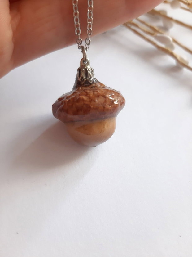 Colier handmade realizat din rășină epoxidică și ghindă naturală