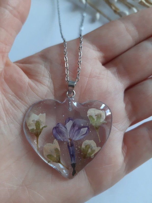Colier handmade cu flori naturale în rășină epoxidică