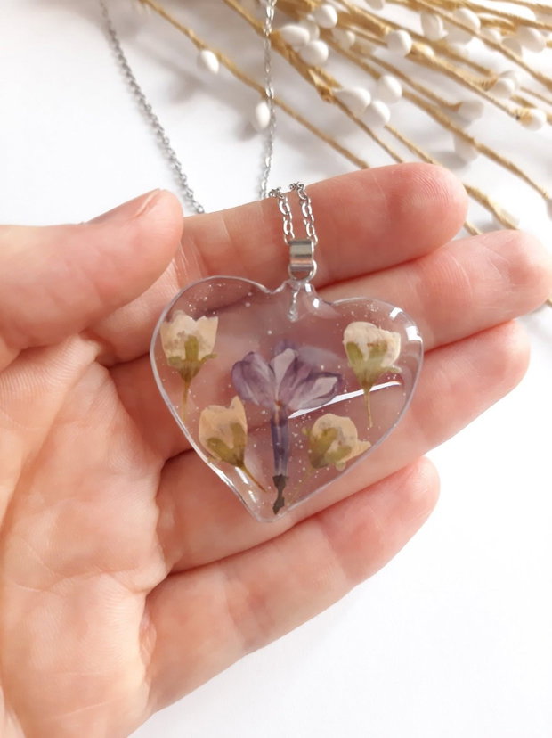 Colier handmade cu flori naturale în rășină epoxidică