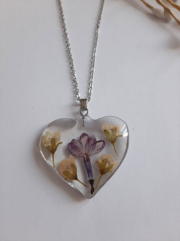 Colier handmade cu flori naturale în rășină epoxidică
