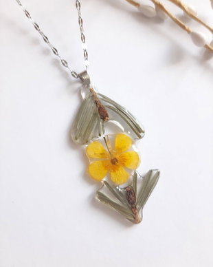 Colier handmade cu flori naturale în rășină epoxidică