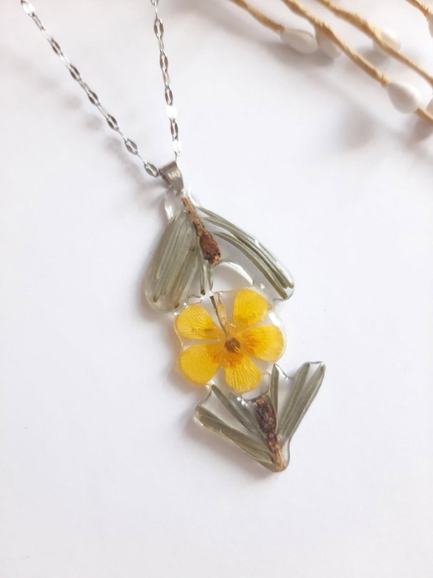 Colier handmade cu flori naturale în rășină epoxidică