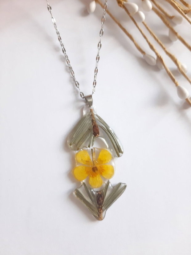 Colier handmade cu flori naturale în rășină epoxidică