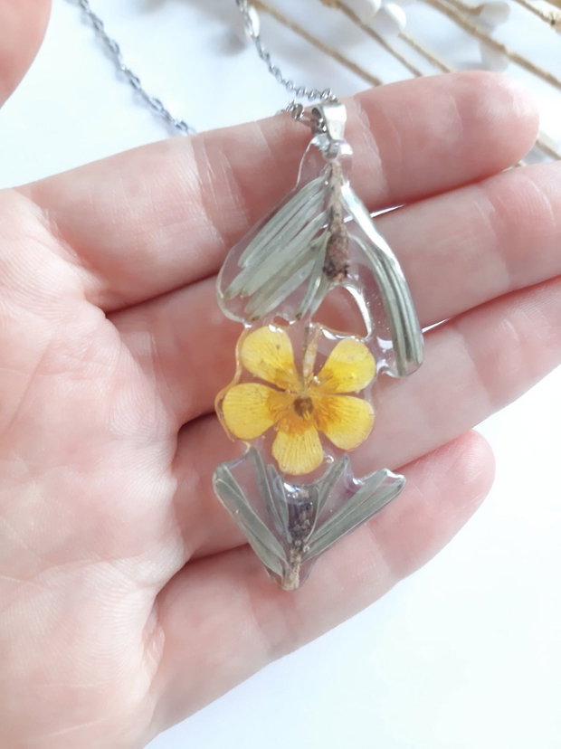 Colier handmade cu flori naturale în rășină epoxidică