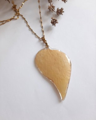 Colier handmade cu frunză uscată galbenpal