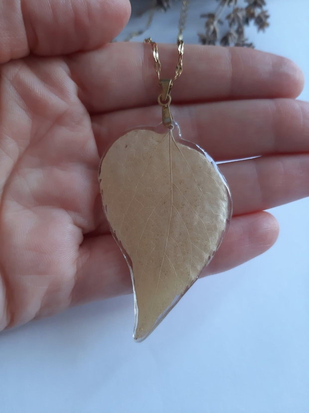 Colier handmade cu frunză uscată galbenpal